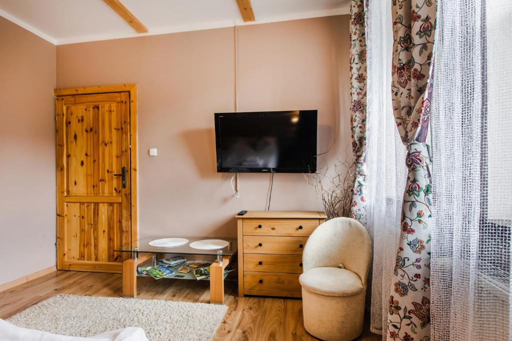 Televízia a/alebo spoločenská miestnosť v ubytovaní Apartament Grota