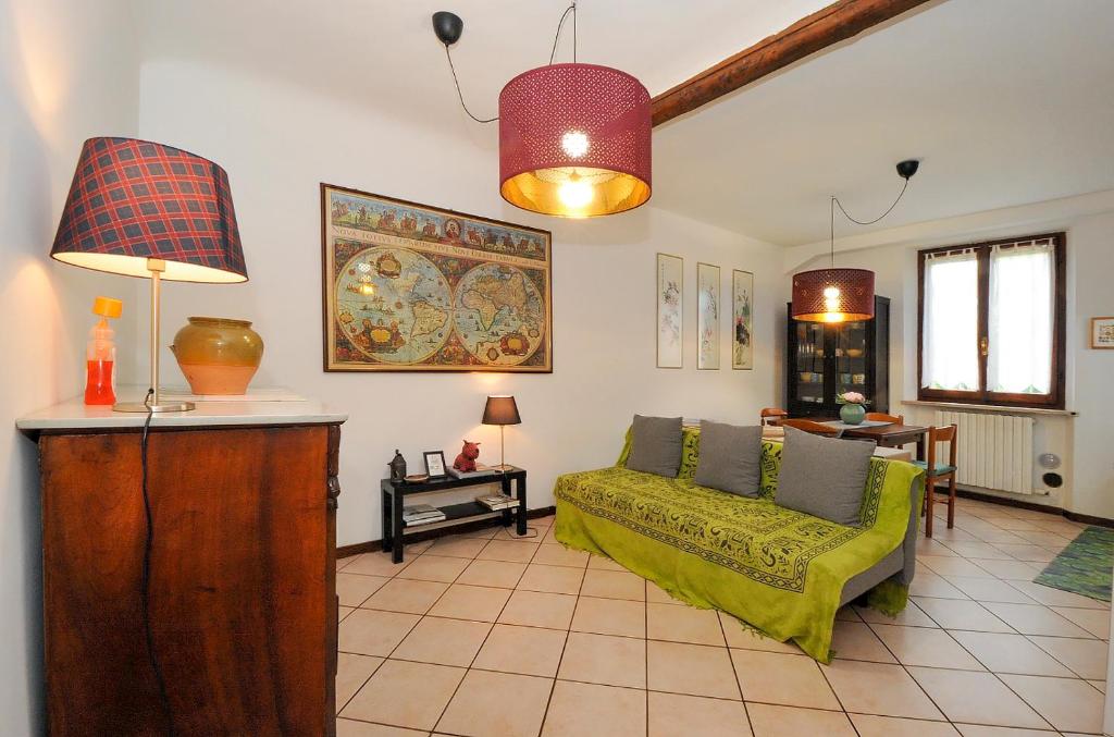 Piazzadarmi 76 في أنكونا: غرفة معيشة مع أريكة ومصباح