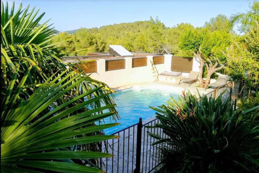 een zwembad voor een huis bij Joli rez-de-villa 80 m2 proche mer in Carqueiranne
