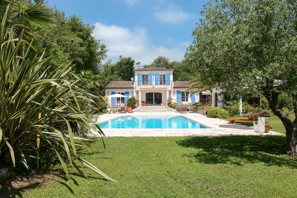 uma casa com piscina num quintal em La Parenthèse de Marie em Tourrettes-sur-Loup