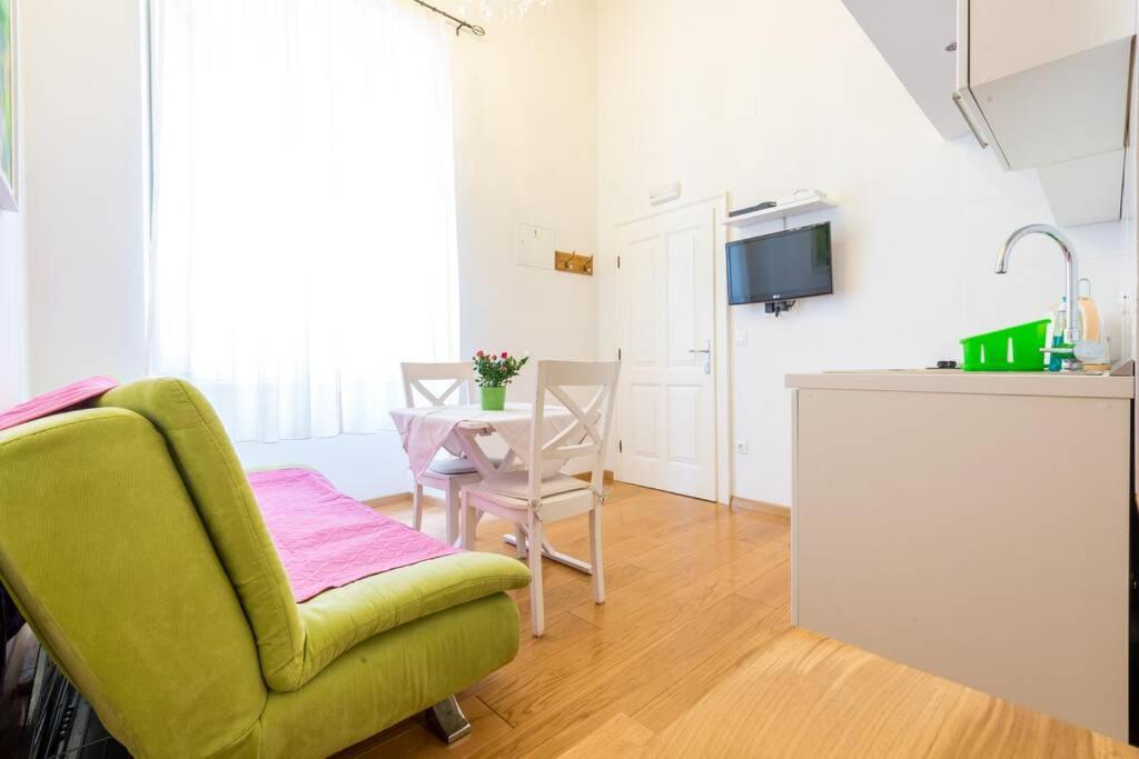 TV a/nebo společenská místnost v ubytování Carpe Diem apartment on the main street - Stradun