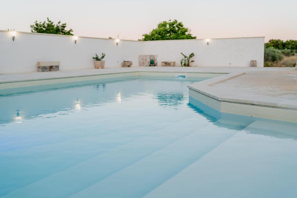 una piscina de agua azul en una casa en B&B Casina Le Rene, en Poggiardo