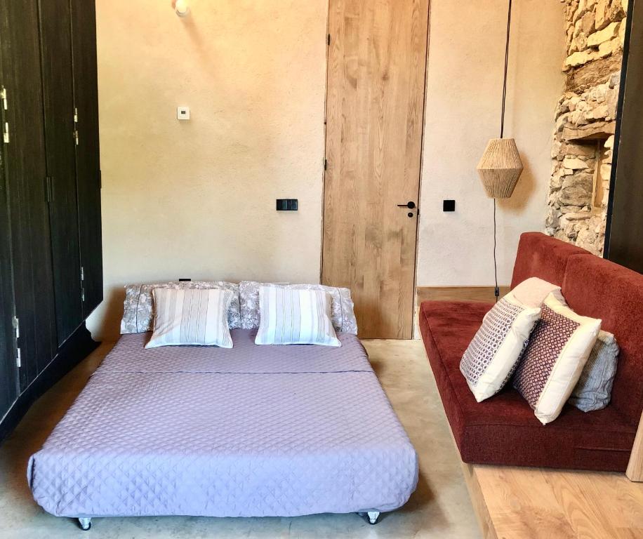 Un pat sau paturi într-o cameră la El pajar de abajo - Pedraza -
