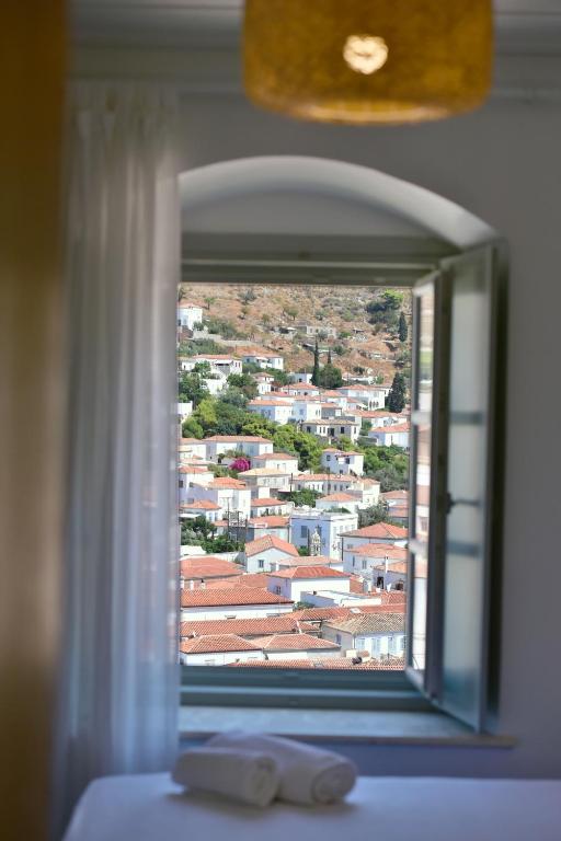 Nespecifikovaný výhled na destinaci Hydra nebo výhled na město při pohledu z penzionu