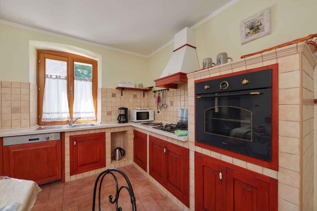 Kuchnia lub aneks kuchenny w obiekcie Holiday home in Medulin/Istrien 9006