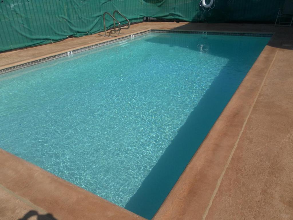 a large swimming pool with blue water at Ocean Gateway Inn in Santa Paula