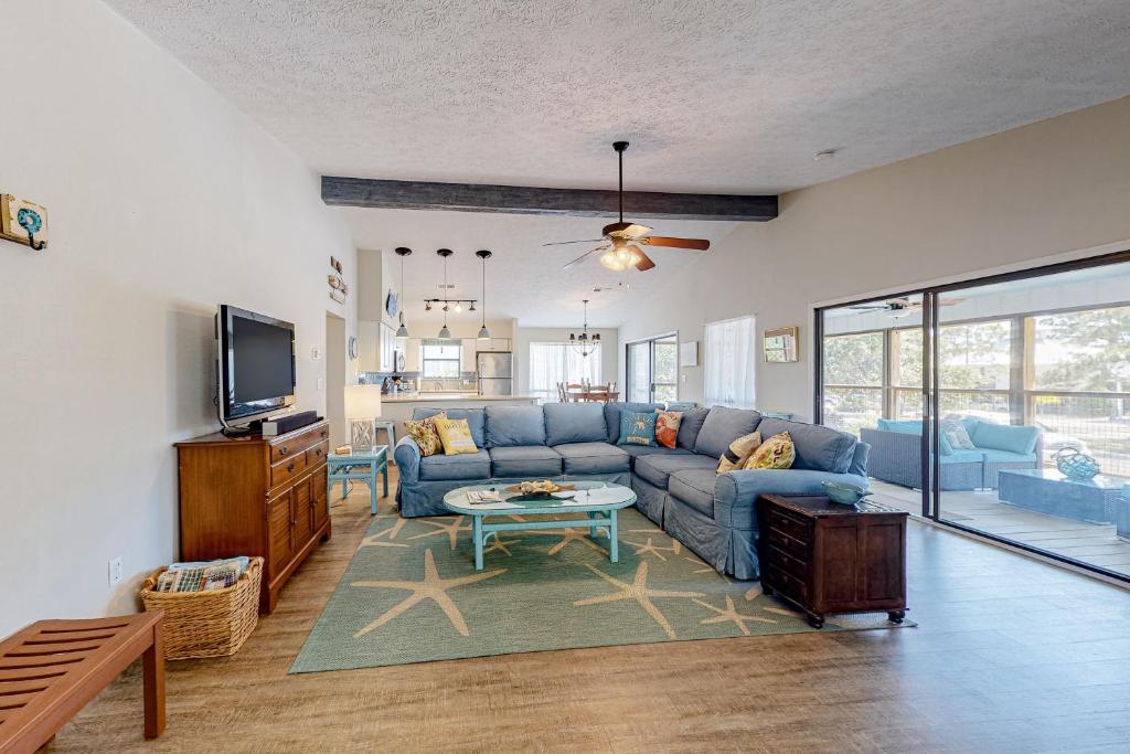 Et tv og/eller underholdning på Pelican Kiss Beach Cottage