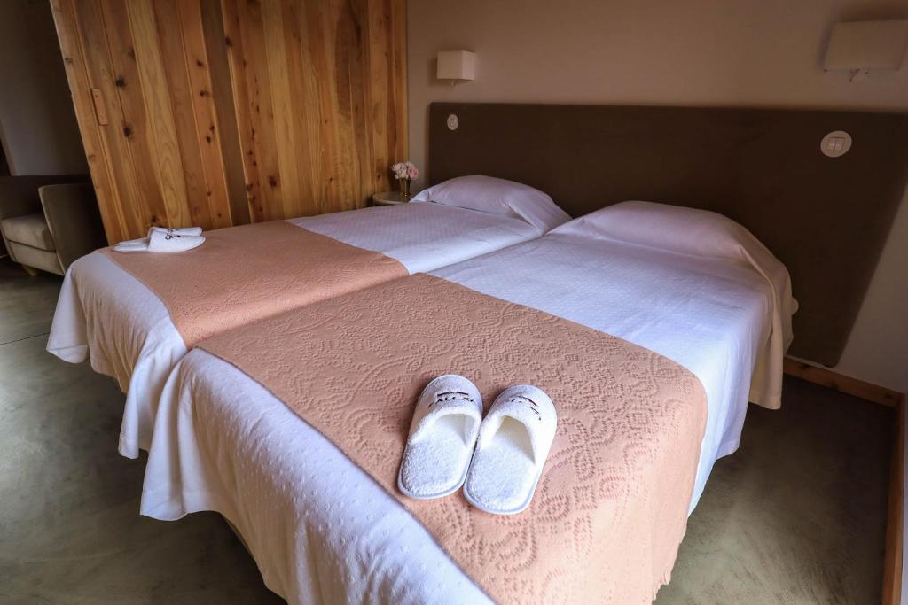 Postel nebo postele na pokoji v ubytování QUINTA DO FALCÃO