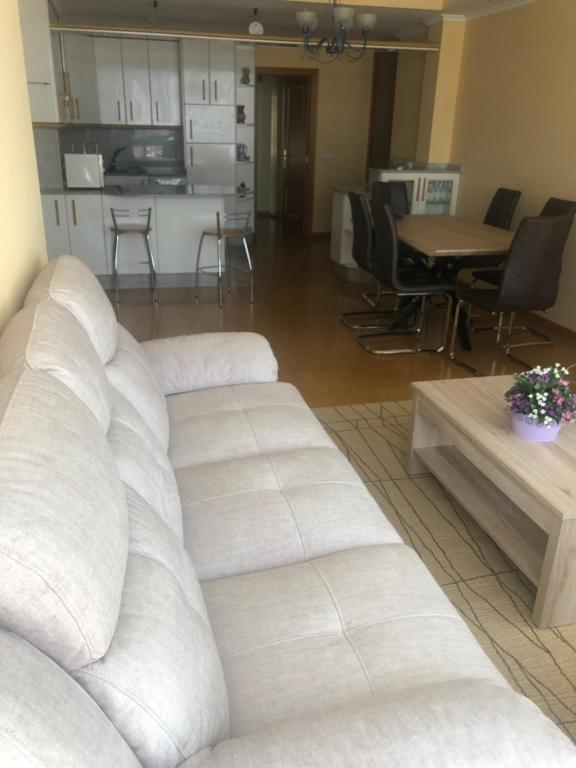 Posedenie v ubytovaní Apartamento con vistas en Baiona