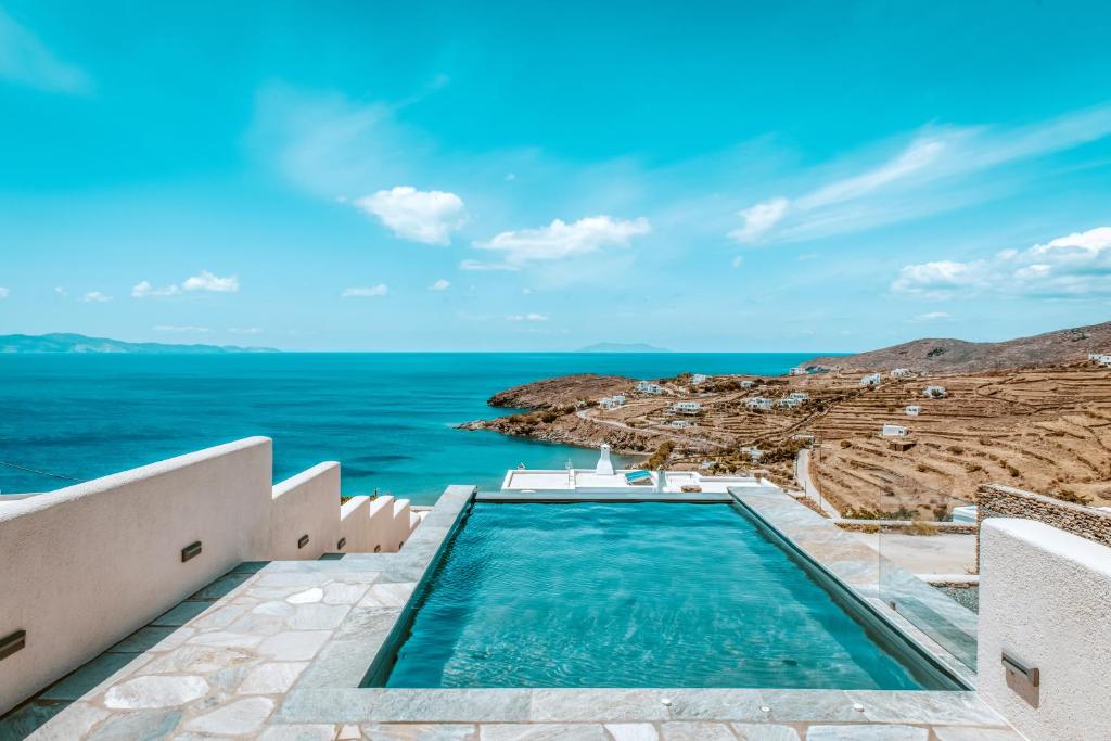 una piscina con el océano en el fondo en Casa Eunoia, en Agios Romanos