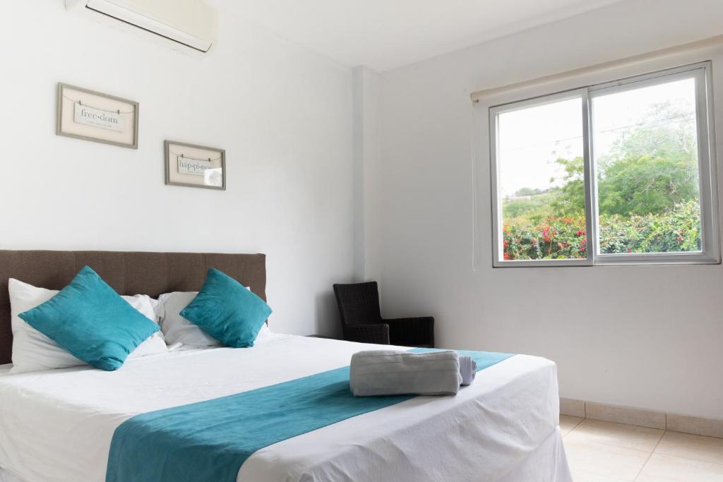 Postel nebo postele na pokoji v ubytování Ocean Blue Hotel