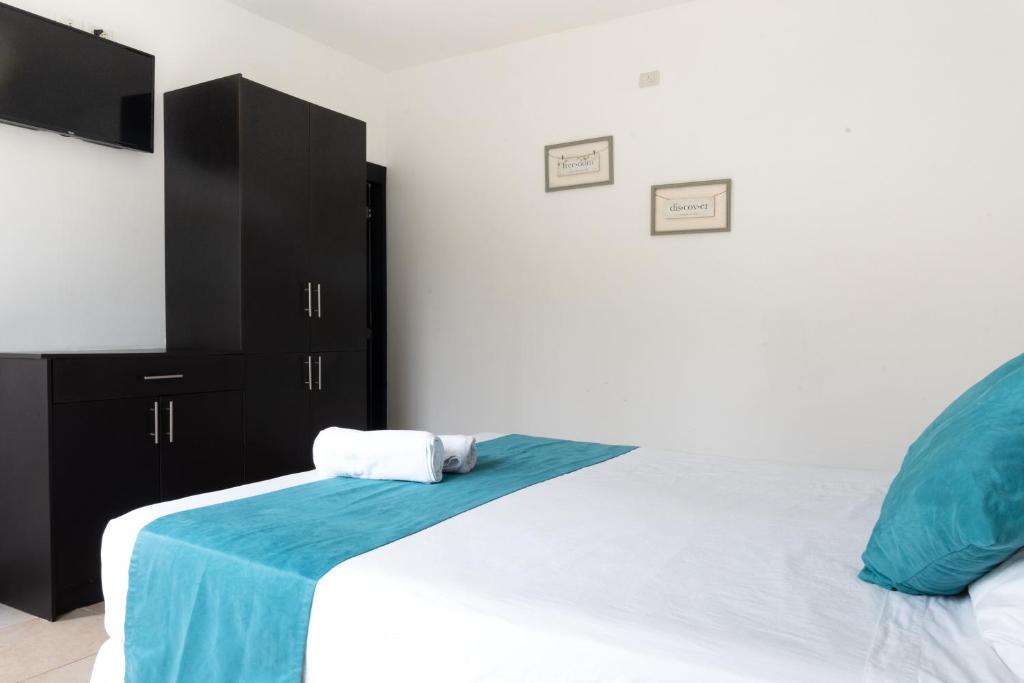 Postel nebo postele na pokoji v ubytování Ocean Blue Hotel