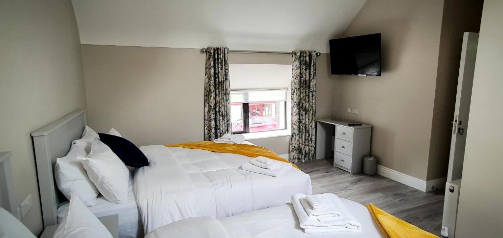 Postel nebo postele na pokoji v ubytování The Leitrim Inn and Blueway Lodge