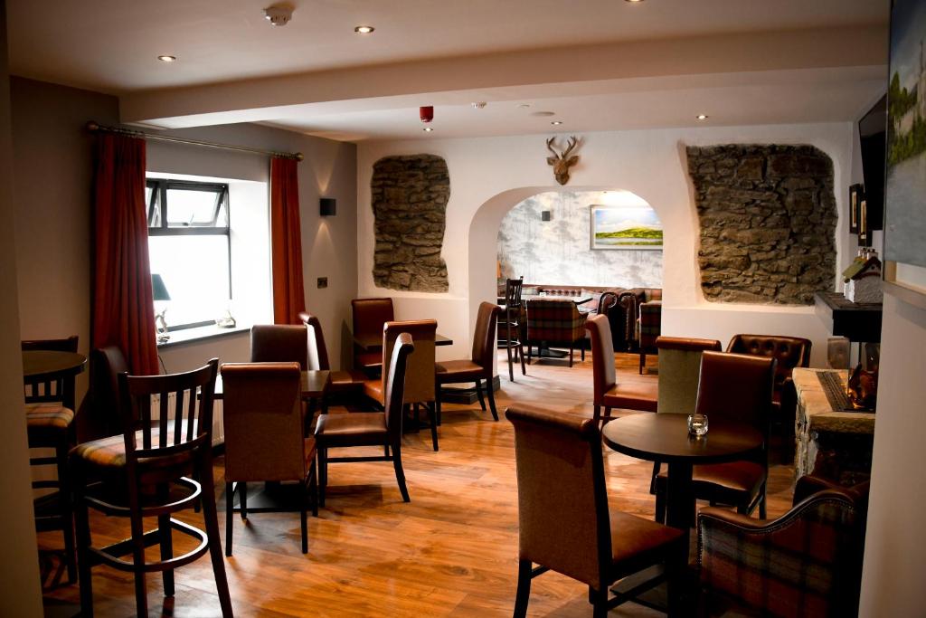 Posezení v ubytování The Leitrim Inn and Blueway Lodge