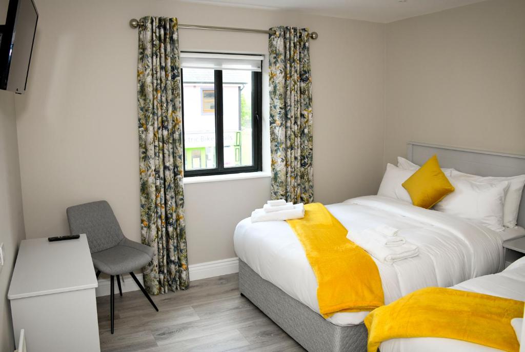 Postel nebo postele na pokoji v ubytování The Leitrim Inn and Blueway Lodge