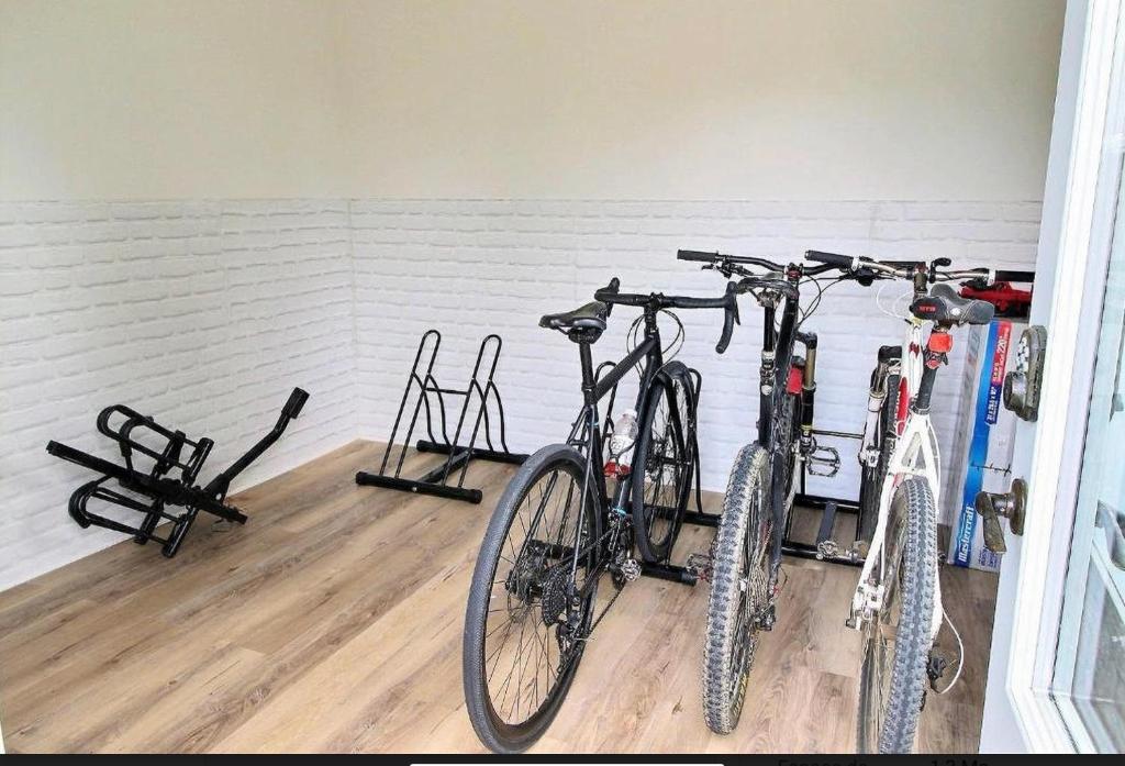 Jízda na kole v ubytování Le Champlain Condo-Hôtel nebo okolí