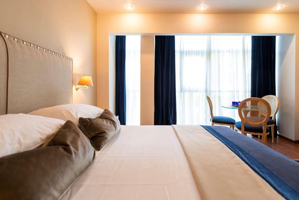 Postel nebo postele na pokoji v ubytování Best Western Plus Embassy Hotel