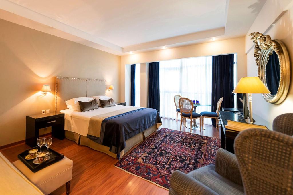 Postel nebo postele na pokoji v ubytování Best Western Plus Embassy Hotel