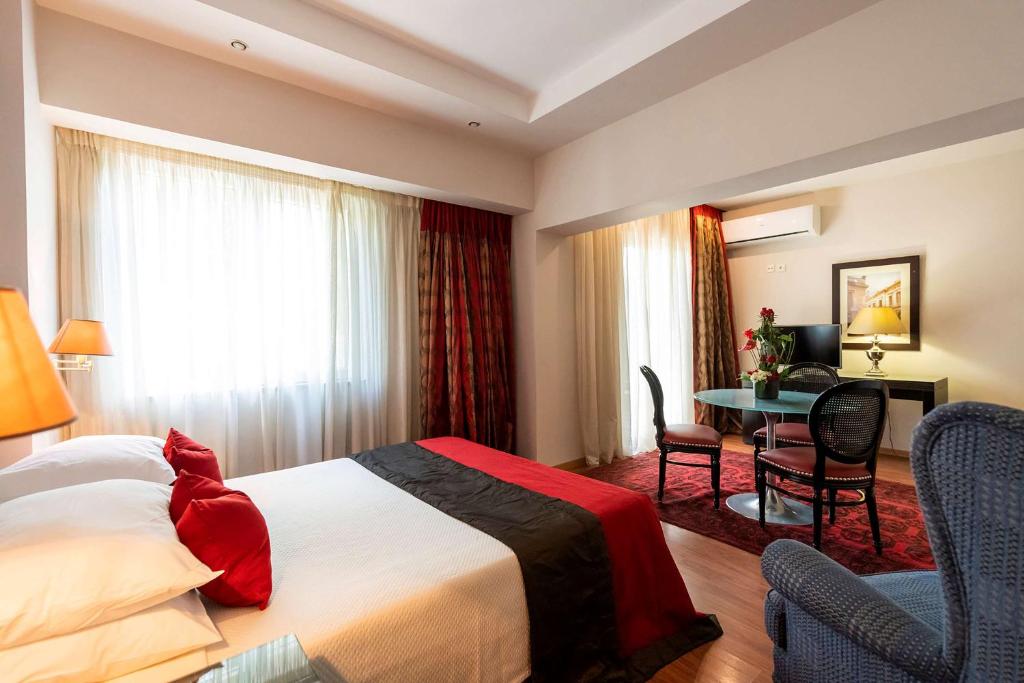 Postel nebo postele na pokoji v ubytování Best Western Plus Embassy Hotel