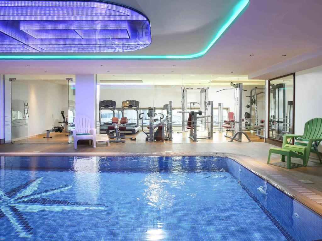 Bazén v ubytování Ibis Styles Dubai Jumeira nebo v jeho okolí
