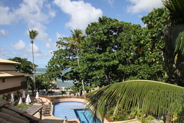 una piscina con vistas al océano en Apt na Praia do Forte em Condomínio frente mar! en Praia do Forte