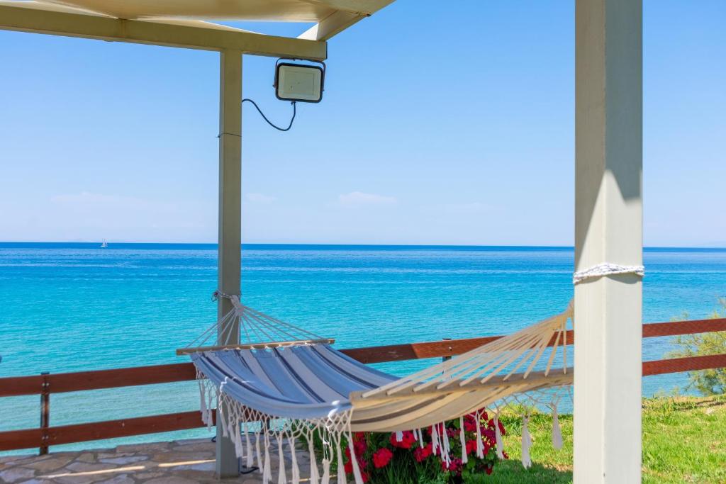 un'amaca su una veranda con vista sull'oceano di Baywatch Apartments on the Beach ad Amoudi