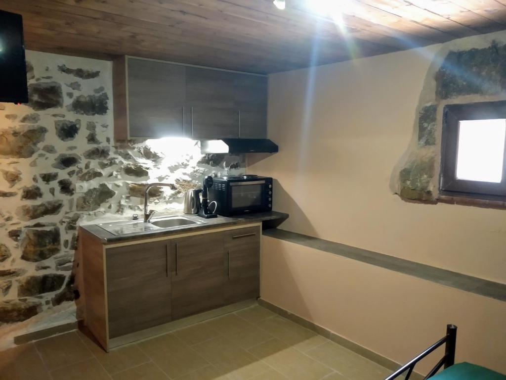 A kitchen or kitchenette at panos stone tower