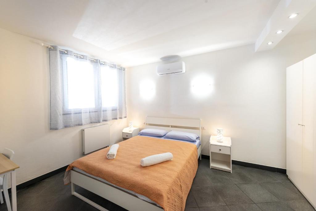 um quarto com uma cama com duas toalhas em LA STANZA IN PIAZZETTA em Santa Margherita Ligure