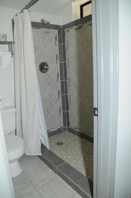The North Shore Inn - Deluxe Queen Room With Fireplace