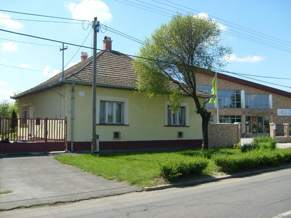 ハイドゥソボスローにあるTóth Magánszállás Hajdúszoboszlóの通路側の家