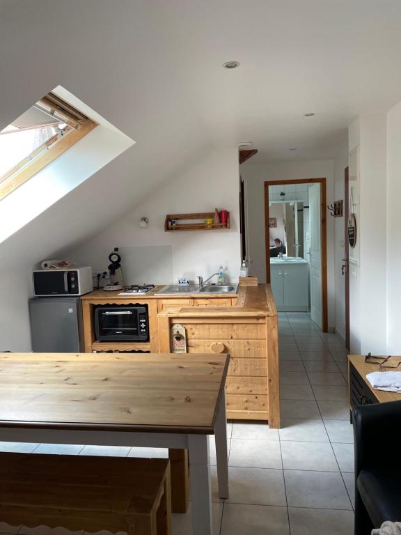 een keuken met een wastafel en een aanrecht bij Appartement F2 proche La Bresse in Basse-sur-le-Rupt