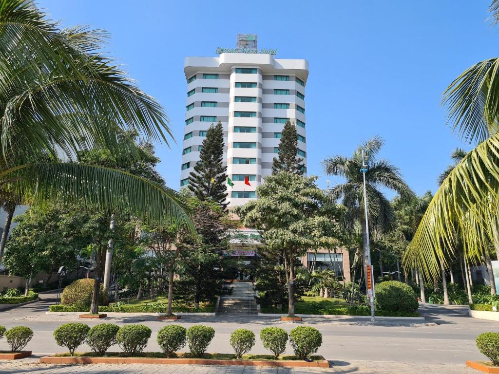 ein Gebäude inmitten eines Parks mit Bäumen in der Unterkunft Halong Plaza Hotel in Hạ Long