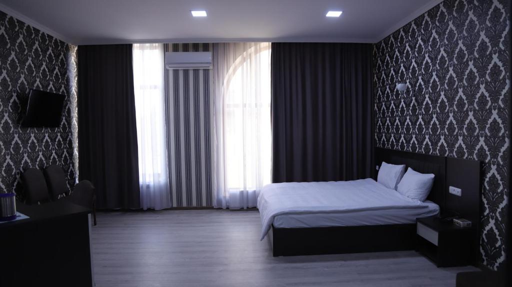 pokój hotelowy z łóżkiem i oknem w obiekcie Lime Hotel & Restaurant Complex w mieście Giumri