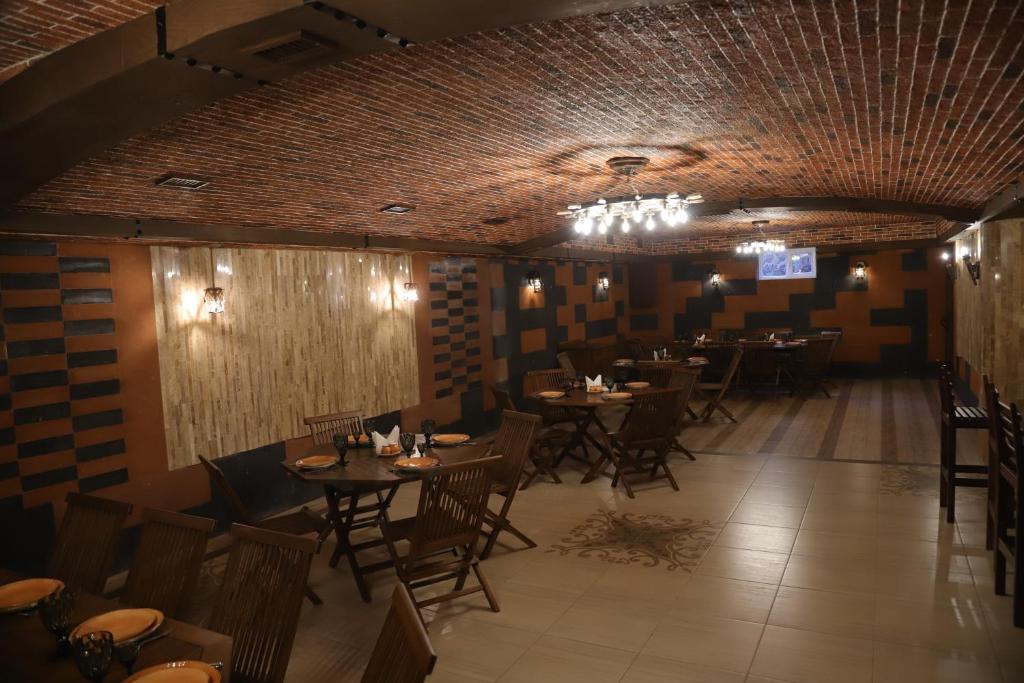 Restaurace v ubytování Lime Hotel & Restaurant Complex