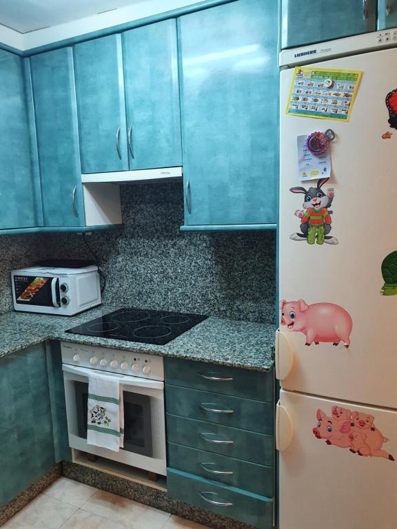Kuchyňa alebo kuchynka v ubytovaní APT para Amigos y Familias