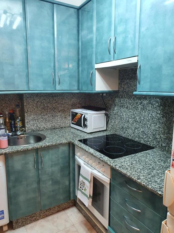 Kuchyňa alebo kuchynka v ubytovaní APT para Amigos y Familias