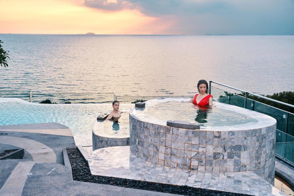 中天的住宿－Bayphere Hotel Pattaya，两人在水中按摩浴缸中