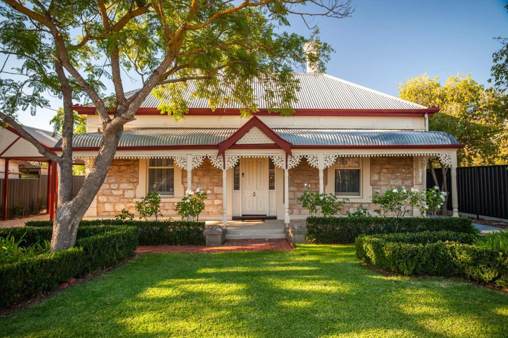 a house with a lawn in front of it at Basedow Haus in Tanunda