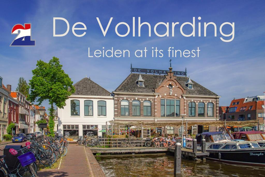 ein Schild mit der Aufschrift „Bevoluingller“ vom Feinsten in der Unterkunft 2L De Volharding in Leiden