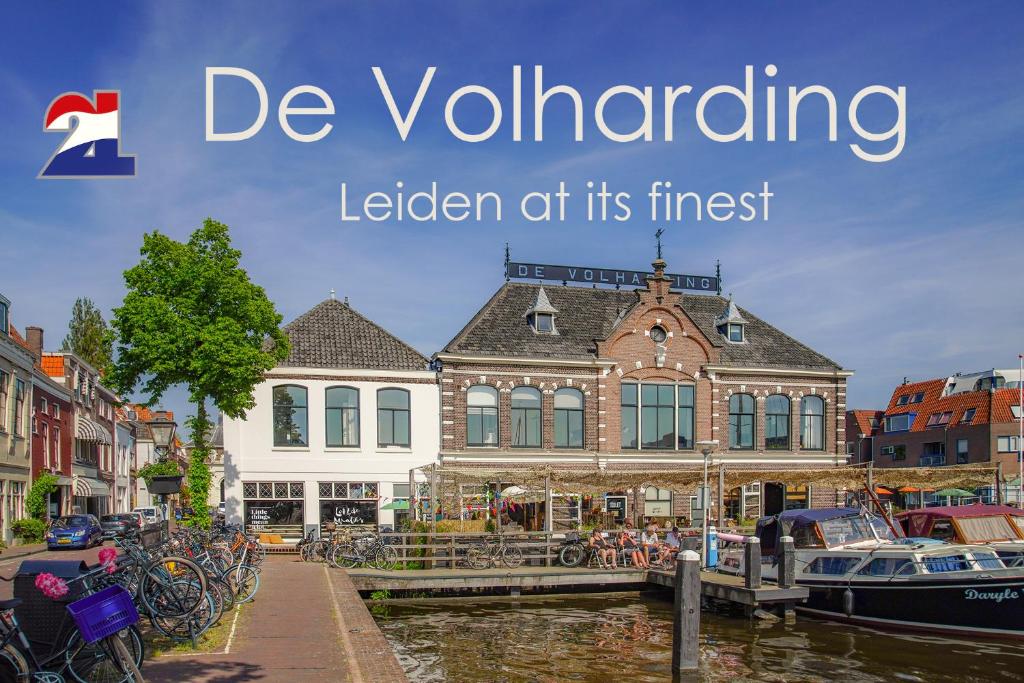 una señal que dice bevoluingller en su mejor momento en 2L De Volharding, en Leiden