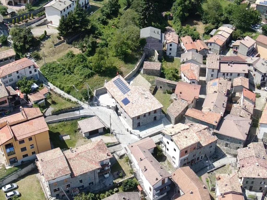 - une vue aérienne sur une ville avec des maisons dans l'établissement PaeseMio Cervarezza, à Cervarezza