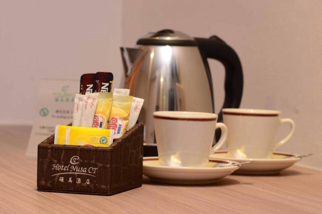 Příslušenství pro přípravu čaje a kávy v ubytování Hotel Nusa CT
