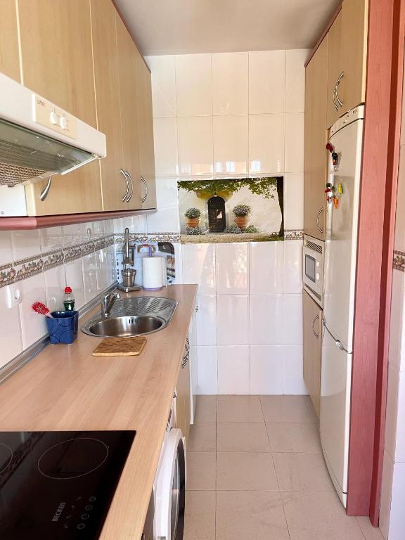 Kuchyňa alebo kuchynka v ubytovaní Penthouse beach apartment