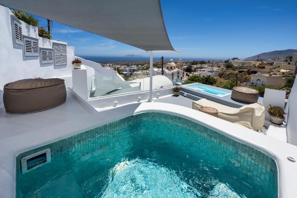 una piscina sul lato di una villa di Hill Suites a Firà