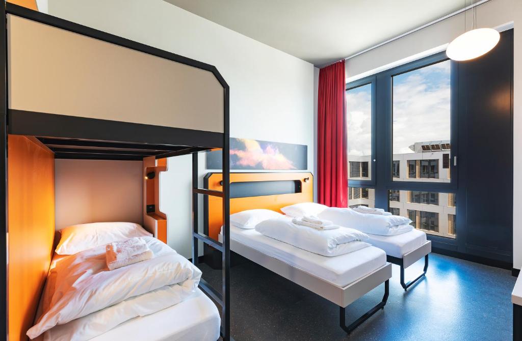Postel nebo postele na pokoji v ubytování MEININGER Hotel Genève Centre Charmilles