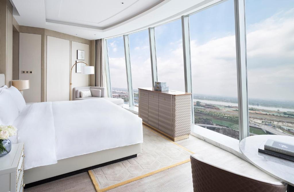 Postel nebo postele na pokoji v ubytování Langham Place Changsha