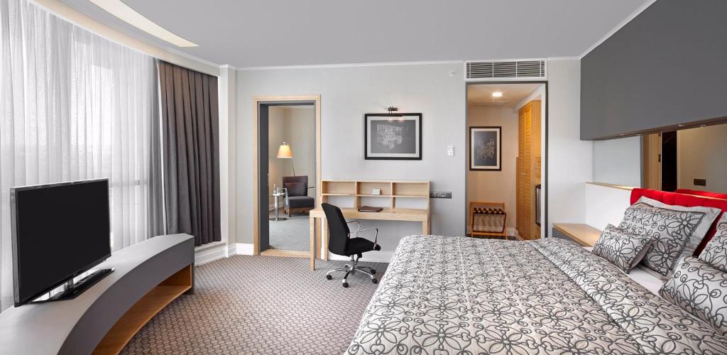 Ramada Plaza by Wyndham Eskisehir - Corner King Suite City View Room