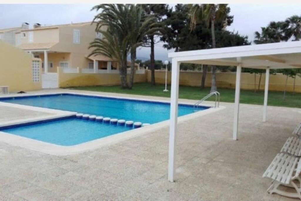 Bungalows Bungalow con terraza, piscina, al lado de la playa en Mar de Cristal, Murcia