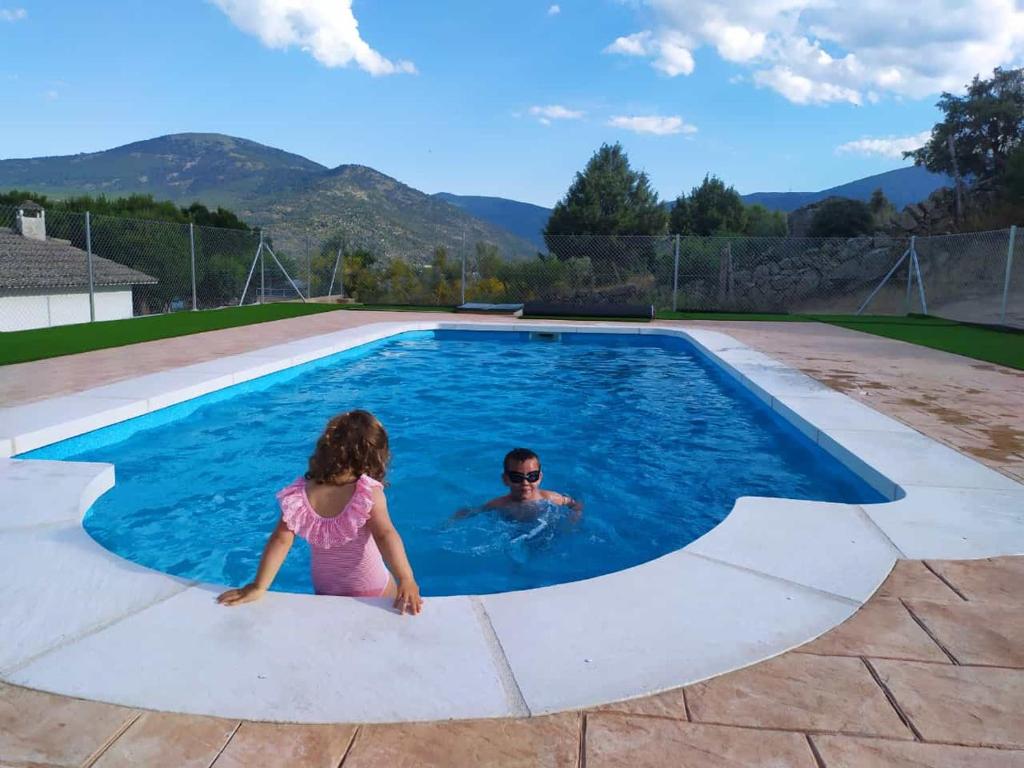 Bazén v ubytovaní El Mirador Apartamentos alebo v jeho blízkosti
