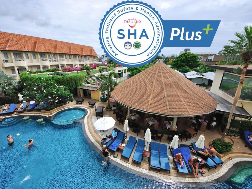 パトンビーチにあるPalmyra Patong Resort Phuket - SHA Extra Plusの- シャーパルク・リゾートのプール